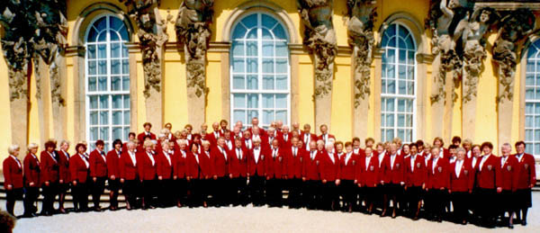 Der Hubertus-Chor auf der Chorreise 2004 in Potsdam vor den Schlo� Sanssouci